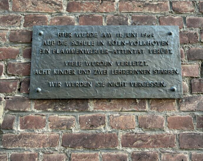 Gedenken zum 60. Jahrestag des Flammenwerferattentats auf die Schule in Volkhoven